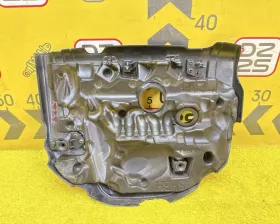 Пластиковая крышка на двс Mazda