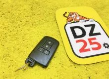 Ключ зажигания TOYOTA NOAH 2014 8990428561 ZWR80G 2ZRFXE, передний