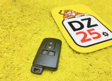 Ключ зажигания TOYOTA VOXY 2014 8990428560 ZWR80G 2ZRFXE, передний