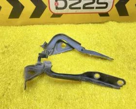 Петля капота Toyota