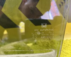 Стекло двери Honda