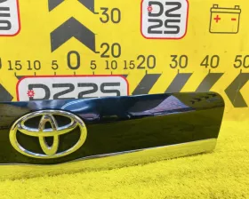 Накладка на дверь багажника Toyota