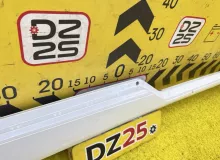 Накладка на порог TOYOTA VOXY 2014 7586028040 ZWR80G 2ZRFXE, передняя левая