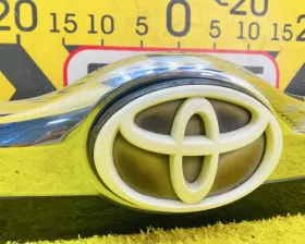 Накладка на дверь багажника Toyota