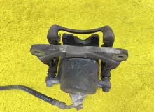 Суппорт TOYOTA RAV4 2000/Цвет 064 4773042040 ZCA26W 1ZZFE, передний правый