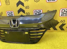 Решетка радиатора HONDA VEZEL 2015 71121T7B00 RU4 LEB, передняя