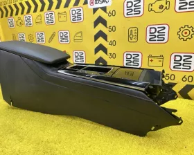 Бардачок между сиденьями Mazda