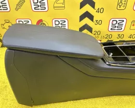 Бардачок между сиденьями Mazda