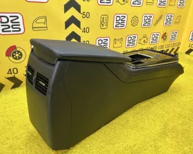 Бардачок между сиденьями Mazda