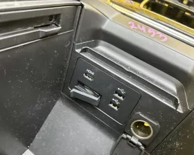 Бардачок между сиденьями Mazda