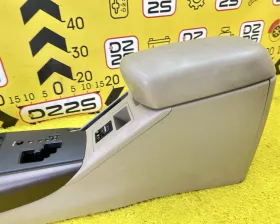 Бардачок между сиденьями Toyota