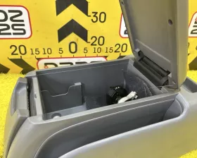 Бардачок между сиденьями Toyota