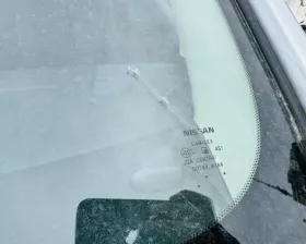 Лобовое стекло NISSAN