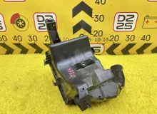 Корпус воздушного фильтра TOYOTA VOXY 2014 1770037292 ZWR80G 2ZRFXE, передний