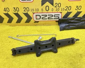 Поддомкратник/ домкрат Toyota