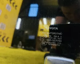 Стекло двери Toyota