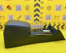 Бардачок между сиденьями Nissan