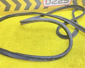 Уплотнительная резинка багажника Toyota