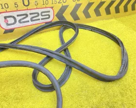 Уплотнительная резинка багажника Toyota