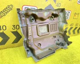 Пластиковая крышка на двс TOYOTA