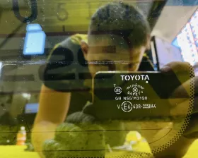 Стекло собачника Toyota