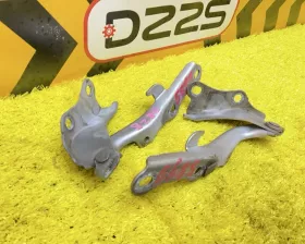 Петля капота Toyota