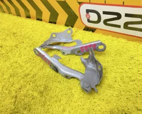 Петля капота Toyota