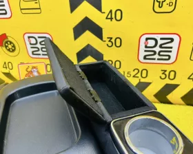 Бардачок между сиденьями Toyota