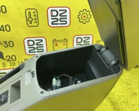 Бардачок между сиденьями Toyota