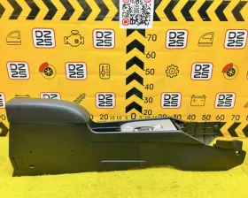 Бардачок между сиденьями Nissan