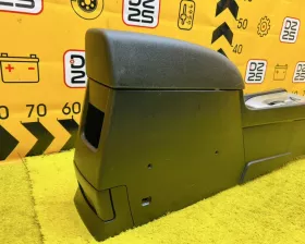 Бардачок между сиденьями Nissan