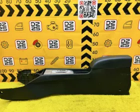 Бардачок между сиденьями Nissan