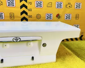 Крышка багажника Toyota