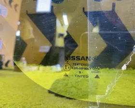 Стекло собачника NISSAN