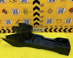 Бардачок между сиденьями Nissan