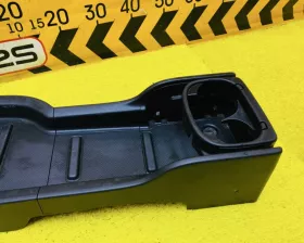 Бардачок между сиденьями Nissan