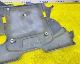 Пластиковая крышка на двс Nissan