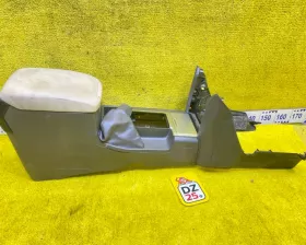 Бардачок между сиденьями Toyota