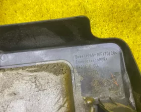 Пластиковая крышка на двс TOYOTA