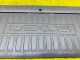 Пластик замка багажника LEXUS LAND CRUISER/LAND CRUISER CYGNUS/LX470 5857460070 UZJ100L/UZJ100W/UZJ100, задний