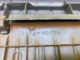 Пластик замка багажника LEXUS LAND CRUISER/LAND CRUISER CYGNUS/LX470 5857460070 UZJ100L/UZJ100W/UZJ100, задний