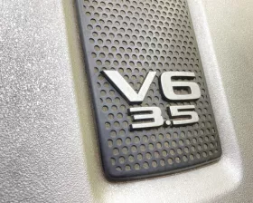 Пластиковая крышка на двс Nissan