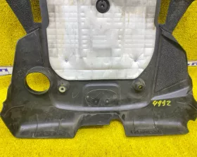 Пластиковая крышка на двс Nissan