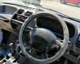 Петли двери багажника Nissan