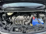 Пластик замка багажника TOYOTA NOAH 2014/Цвет 202 6793528100C0 ZRR85W 3ZRFAE, задний