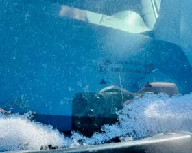 Лобовое стекло NISSAN