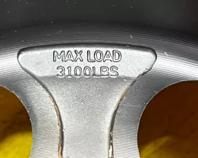Колеса на дисках Mikey Tompson 6x139.7 c шинами Comfoster 305/70R16