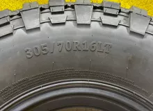Колеса на дисках Mikey Tompson 6x139.7 c шинами Comfoster 305/70R16