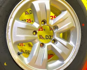Колесо на диске Suzuki 5x139.7 c шиной Bridgestone 205/70R16