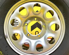 Колесо на диске Suzuki 5x139.7 c шиной Bridgestone 195/80R15